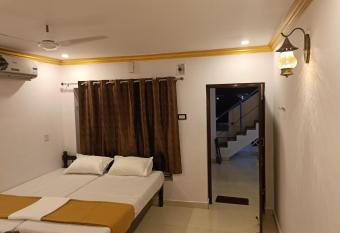 Sea Waves Rooms and Restaurant has Balcony rooms