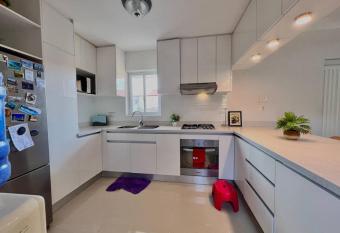 Robinson House has Balcony rooms