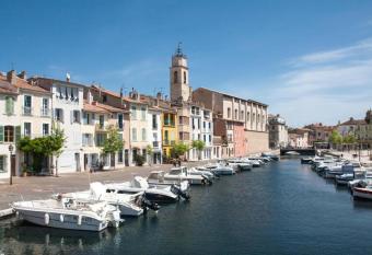 h  bergement de la plage en ville allows 18 year olds to book a room