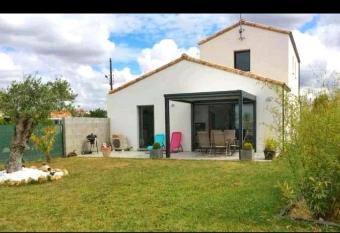 Chambre d h  tes Entre mer for  t et marais allows 18 year olds to book a room