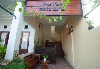 MAE MAE BEACH HOUSE has Balcony rooms