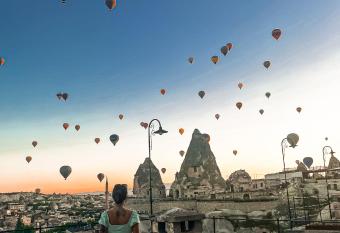 Secret Hill Cave Suites has rooms with a private hot tub