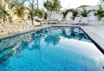 Luz Mansion ~ Lux & Comfy allows 18 year olds to book a room