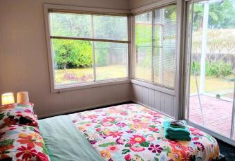 Crest Avenue Guesthouse has Balcony rooms