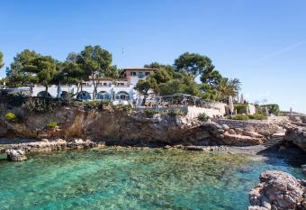 Hotel Bendinat allows 18 year olds to book a room