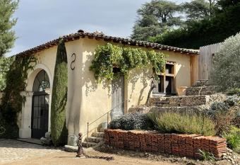 On dirait LE SUD allows 18 year olds to book a room