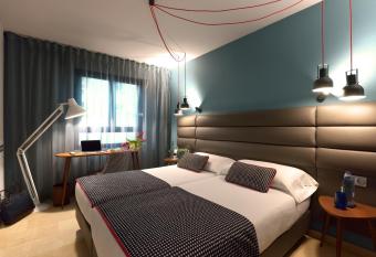 Hotel Pamplona Plaza allows 18 year olds to book a room
