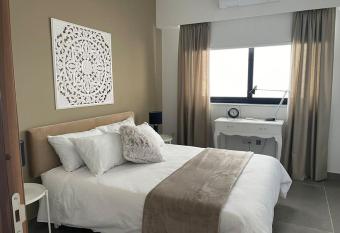 Luxurious sunlit maisonette with large terrace! allows 18 year olds to book a room