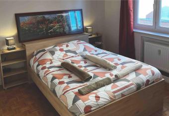 *Confortable / Centre-ville / lit king size* has Balcony rooms