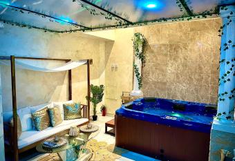 Casa Di Vibes - Jacuzzi - Sauna has rooms with a private hot tub