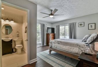 6 miles to downtown Asheville. Sleeps 5. allows 18 year olds to book a room