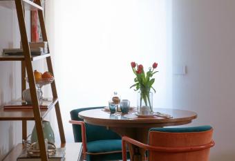 una stanza in carmine allows 18 year olds to book a room