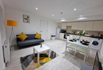 Modern Flat in Uxbridge allows 18 year olds to book a room