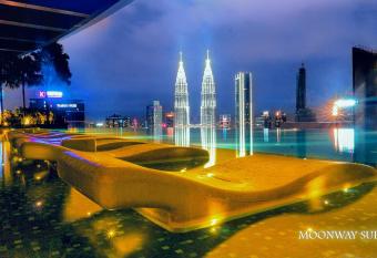 MOONWAY SUITES At EATON KLCC has rooms with a private hot tub