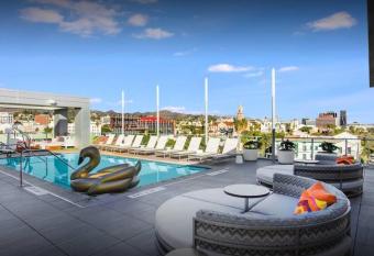 Spacious and Cozy Hollywood Sign: Pool,Parking,Gym has rooms with a private hot tub