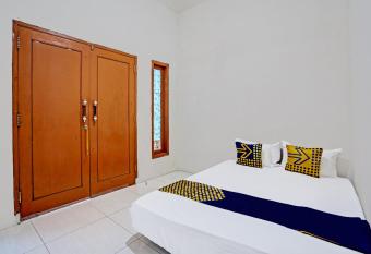 SPOT ON 92077 Tarlo Guest House 3 allows 18 year olds to book a room