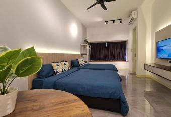 JourneySuite Premier Deluxe Sea & Pool View bathtub Melaka Town A2011 has rooms with a private hot tub