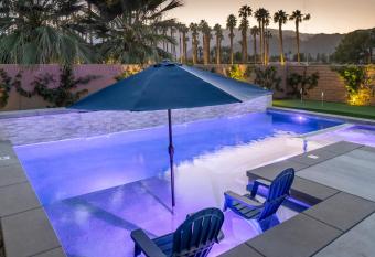 Luxury Rental Signature PGA West Pool Spa Putting green has rooms with a private hot tub
