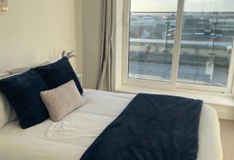 Luxury Penthouse in Reading by HomeUnit allows 18 year olds to book a room
