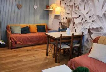 La Mongie 6 couchages pied de pistes has Balcony rooms