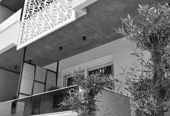 ZOEAPARTMENTS (ECONOMY) has Balcony rooms