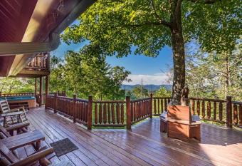 Hidden Falls - Exceptional Smoky Mtn Cabin has Balcony rooms