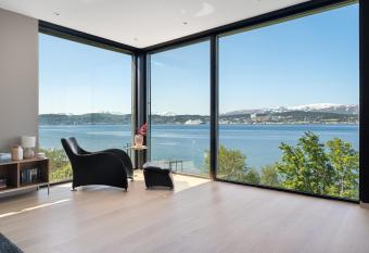 Oceanfront penthouse duplex wamazing view! has Balcony rooms