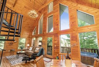 Moonshine Hideaway - Private couple's retreat has Balcony rooms
