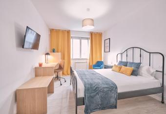 Dad   Coliving & Rooms by Serendipia Turismo allows 18 year olds to book a room