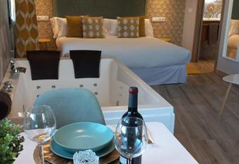 Airen Suites has rooms with a private hot tub