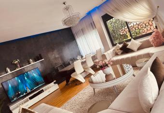 Maison panoramique has rooms with a private hot tub