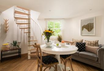 Honeycombe - Treehouse in the Heart of Dorset allows 18 year olds to book a room