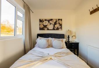 Dreamwood - Woodland Cottage with Private Hot Tub has rooms with a private hot tub