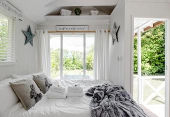 Art Studio - Connect to Nature in the Hot Tub at Cosy Studio has Balcony rooms