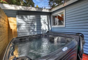 HOT TUB! COZY 2 bedroom mountain/lake getaway! has rooms with a private hot tub