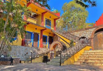 Hotel Rancho Escondito allows 18 year olds to book a room