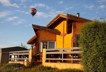 Rose Cottage. Cosy, eco-friendly cottage in Yarra Glen. has rooms with a private hot tub