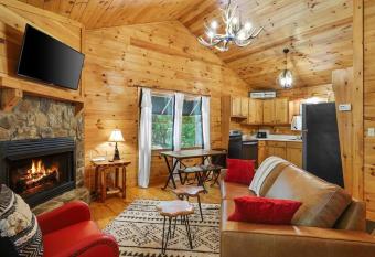 Whitetail Ridge Ultimate Cozy Cabin has Balcony rooms