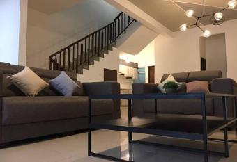 Michelle Escadia Homestay 3, 4 bedrooms unit has Balcony rooms