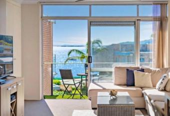 Sparkling water views over Shoal Bay beach has Balcony rooms