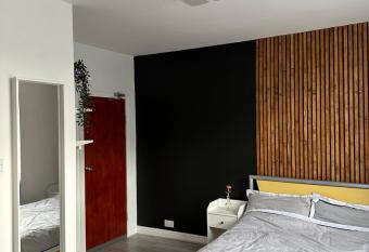 Modern En Suite Bedroom Close to City Centre allows 18 year olds to book a room