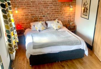 Station Masters Cottage allows 18 year olds to book a room