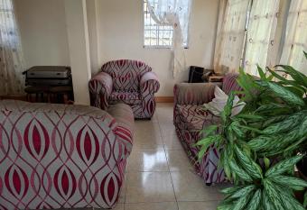 Appt CASTRIES 5 mn    pied centre ville has Balcony rooms