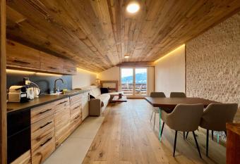 Attique - vue plongeante sur le lac de la Moubra has Balcony rooms