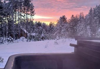 Les Chalets Double K # 2 has rooms with a private hot tub