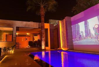 The Palms Resort (3) has rooms with a private hot tub