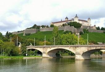 Willkommen in W  rzburg                      Willcome allows 18 year olds to book a room