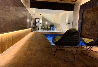 The Palms Resort (2) has rooms with a private hot tub