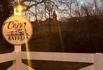 Warm & Cozy *King Bed *Hot Tub *Family Friendly has Balcony rooms