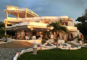 FLINTSTONE CAVE HOUSE has Balcony rooms